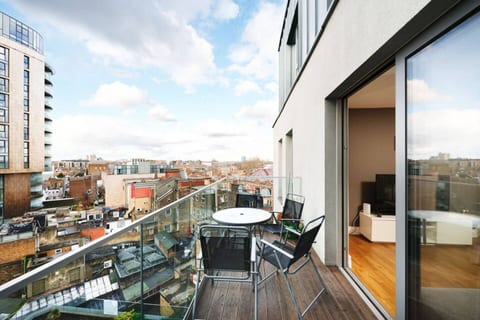 Dalston 2BR · Terrace, 2 baths, lift