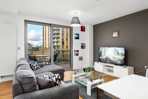 Dalston 2BR · Terrace, 2 baths, lift