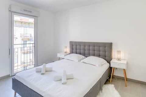 Bedroom with a comfortable 160 cm double bed and fresh linen