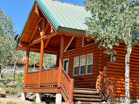 Skoots Creek Hideaway — a cozy, classic log cabin!