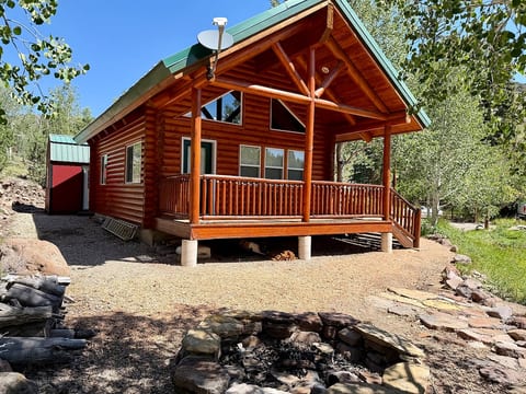 Charming log cabin with fire pit