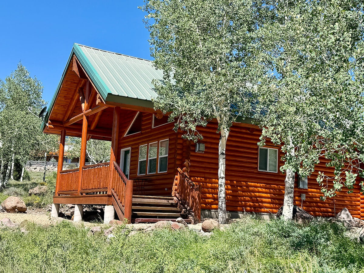 Skoots Creek Hideaway — a cozy, classic log cabin!