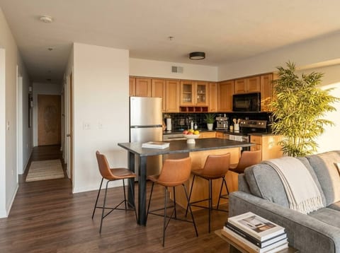 Stylish 1BR Downtown Balcony Gym Great Location