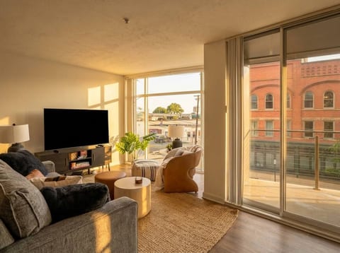 Stylish 1BR Downtown Balcony Gym Great Location