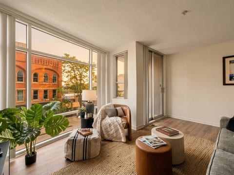 Stylish 1BR Downtown Balcony Gym Great Location