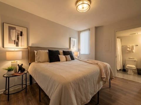 Stylish 1BR Downtown Balcony Gym Great Location
