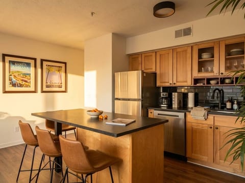 Stylish 1BR Downtown Balcony Gym Great Location
