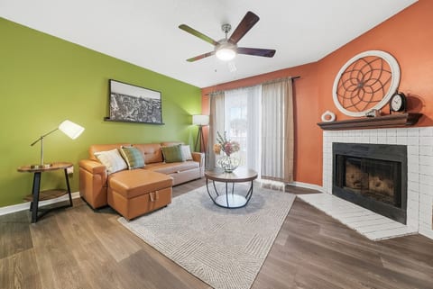 Modern 2BR/2BA w/ King Bed, Pool + Gym #10