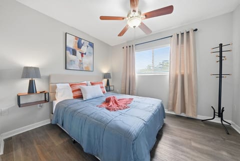 Modern 2BR/2BA w/ King Bed, Pool + Gym #10