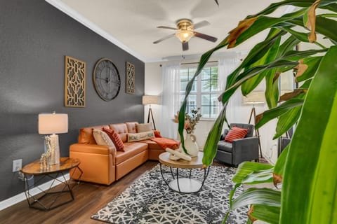 Modern 2BR/2BA w/ King Bed, Pools + Gym #1