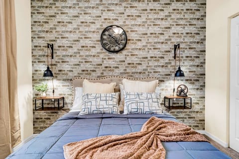 Modern 2BR/2BA | King Bed + Pool, Gym #7