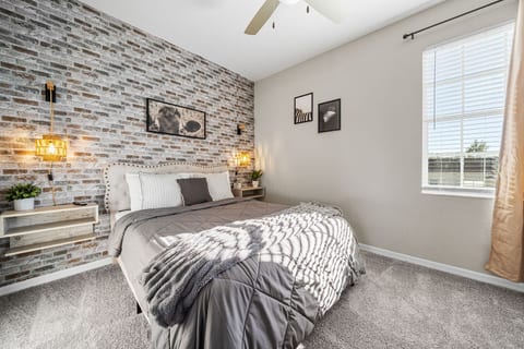 Modern 3BR/2BA | Pools, Gym + Near Airport #5