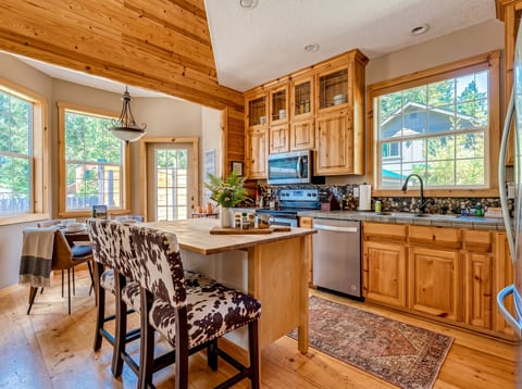 Kitchen Paradise: Bright, spacious kitchen with stylish decor, perfect for culinary adventures!