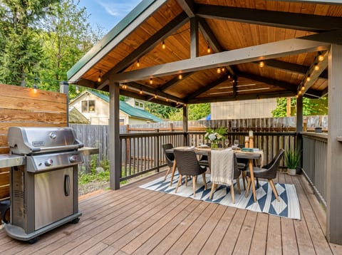 Outdoor Patio: Savor delicious BBQs and starlit dinners under string lights in this inviting space!