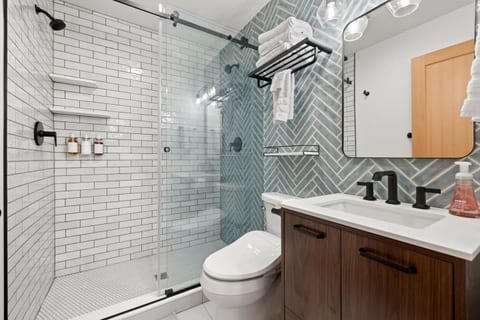 Full bathroom: Bidet toilet, towels and soap provided.