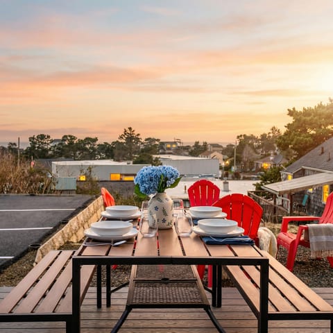Sunset dinners with an ocean view —this cozy outdoor space in Lincoln City is perfect for relaxing, entertaining, and making unforgettable coastal memories. Book your Airbnb stay today and experience it for yourself.