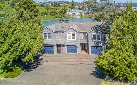 Lakefront Oasis: The unit on the far right of the triplex. Guests report no noise between units.