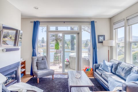 Living Room: Stunning waterfront views with modern décor and plush seating for ultimate relaxation.