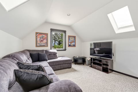 Relaxation Retreat: Inviting space with plush seating and scenic views—perfect for unwinding!