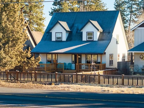 Charming Exterior: Gather on the porch and soak in the stunning mountain views in Sisters!
