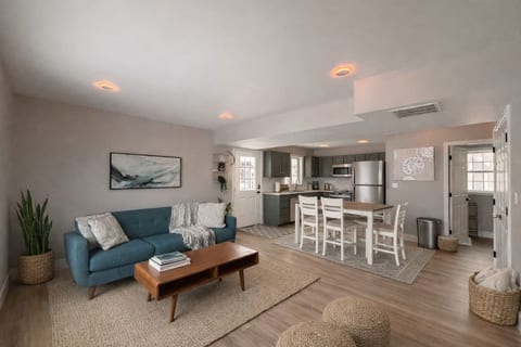 #2- Beautifully Renovated 1 BR Apt + King Bed