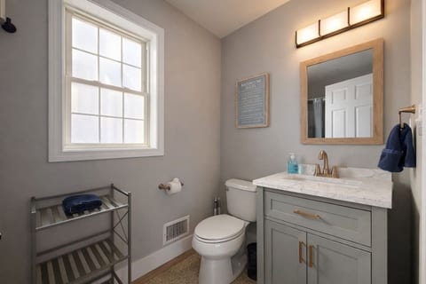 #2- Beautifully Renovated 1 BR Apt + King Bed