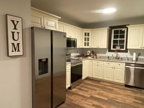 #9 - 4 Br/5 Queen Bed House- Central CT!