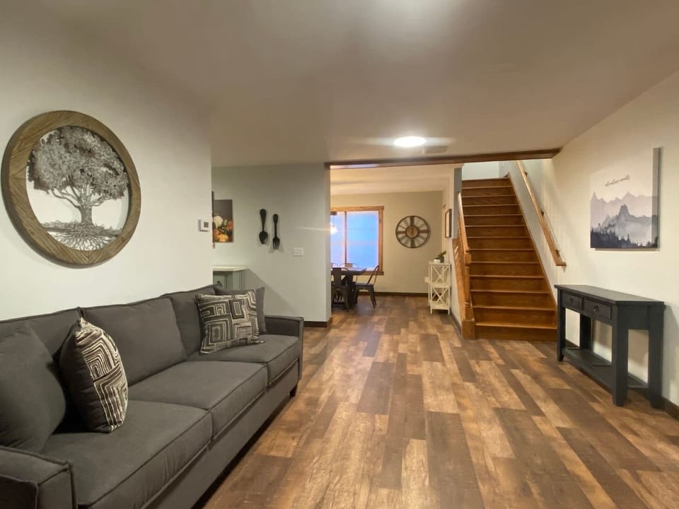 #9 - 4 Br/5 Queen Bed House- Central CT! - Southington
