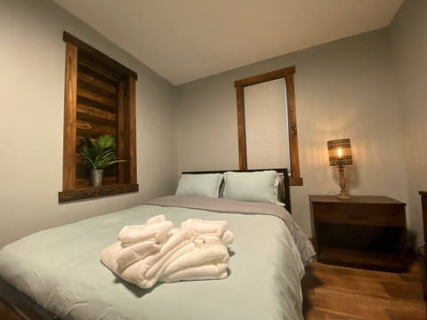 #9 - 4 Br/5 Queen Bed House- Central CT!