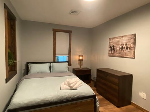 #9 - 4 Br/5 Queen Bed House- Central CT!