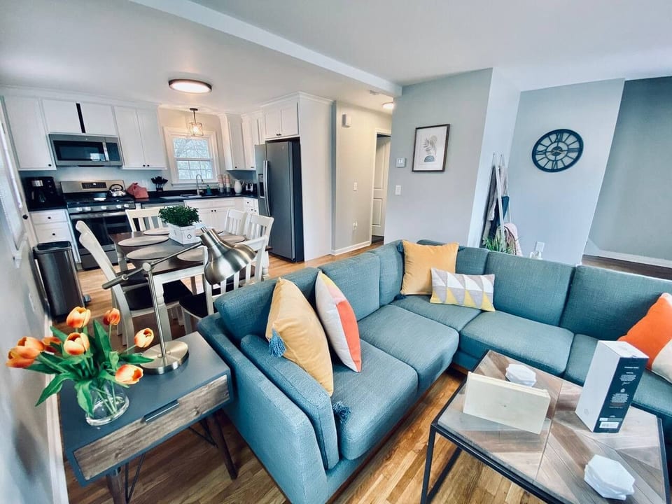 #23 *COMFORT & LUXURY* 3 BR/2 BA House - Southington