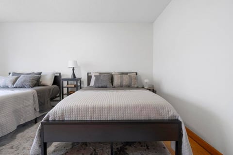 #40 - Spacious, Sleek & Cozy *Sleeps 10*