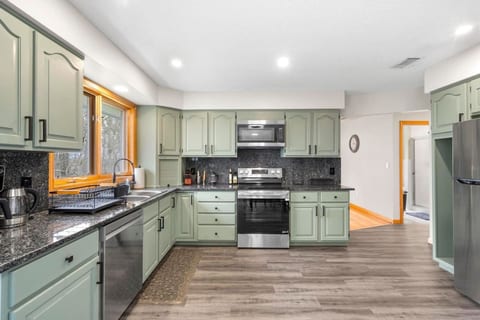 #40 - Spacious, Sleek & Cozy *Sleeps 10*