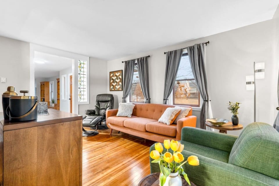 #30 - Spacious & Cozy w/ *Barn Lounge* - Southington