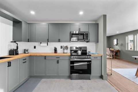 #42 - Stunning Modern 2 Br Home - 2 Min From Hwy