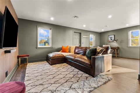 #42 - Stunning Modern 2 Br Home - 2 Min From Hwy