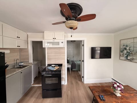 Tiny, Budget Friendly 1 Bedroom Central CT