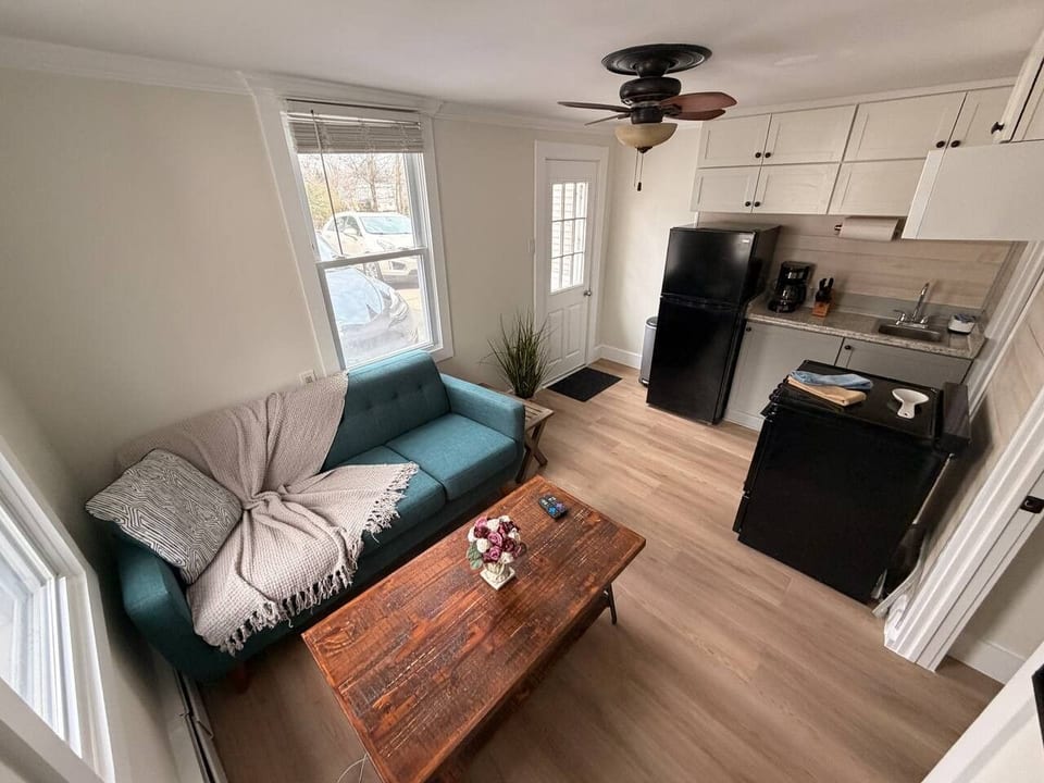 Tiny, Budget Friendly 1 Bedroom Central CT - Southington