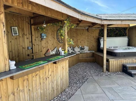 Private Retreat Hot-Tub Fire Pit Patio Romantic. image 5