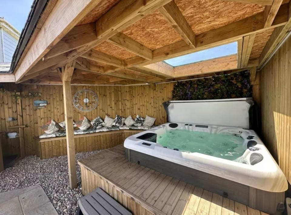 Private Retreat Hot-Tub Fire Pit Patio Romantic. image 1