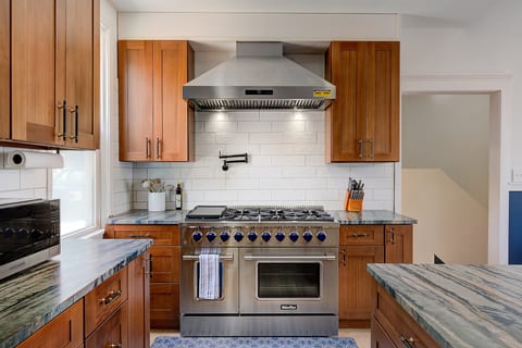 48" dual oven, perfect for hosting large dinners. Kitchen is stocked with everything you need for the perfect meal.