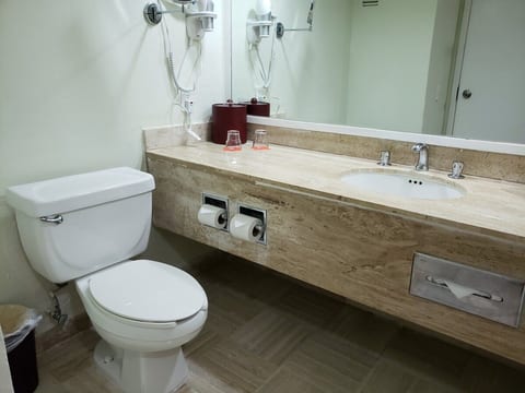 Beachfront 2BR Resort Suite in Cancún|Pool/Hot Tub image 4