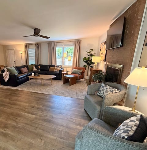 Gilded Renegade Retreat | Walk to Doak, Sleeps 10