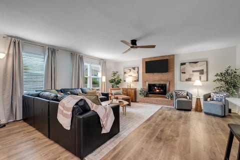 Gilded Renegade Retreat | Walk to Doak, Sleeps 10