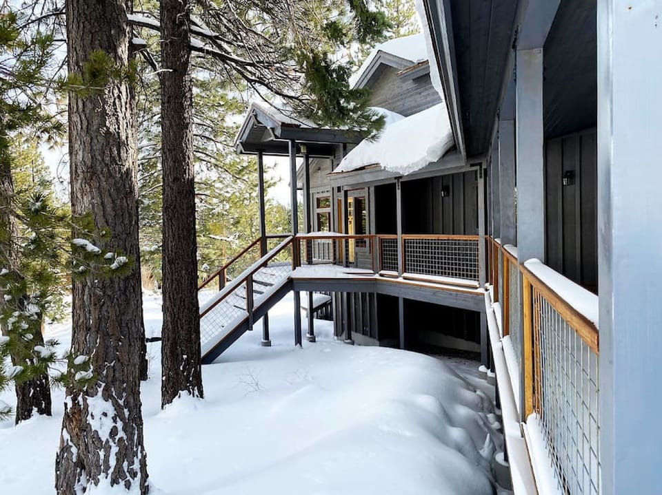 Spacious Mountain Modern /Spa, BBQ, Chef’s Kitchen - Truckee