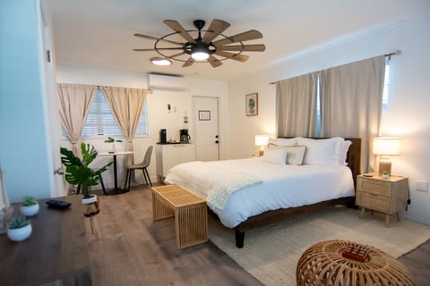 Light-filled studio with a plush bed, ceiling fan and dining nook – minutes from the sand