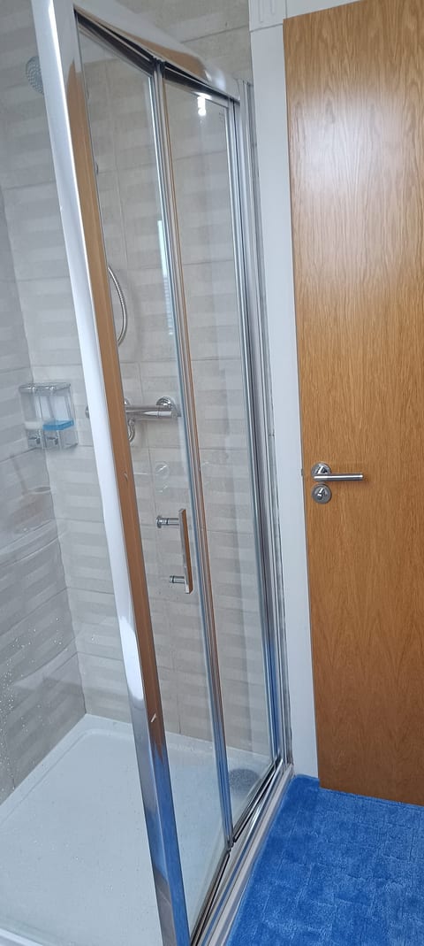 Top-Floor Deluxe King Ensuite | Steps to Red Luas image 2