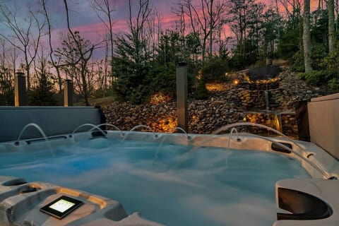 Sleeps 16 | 10-Person Hot Tub, Arcade & Views!