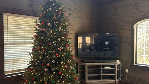Sleeps 16 | 10-Person Hot Tub, Arcade & Views!