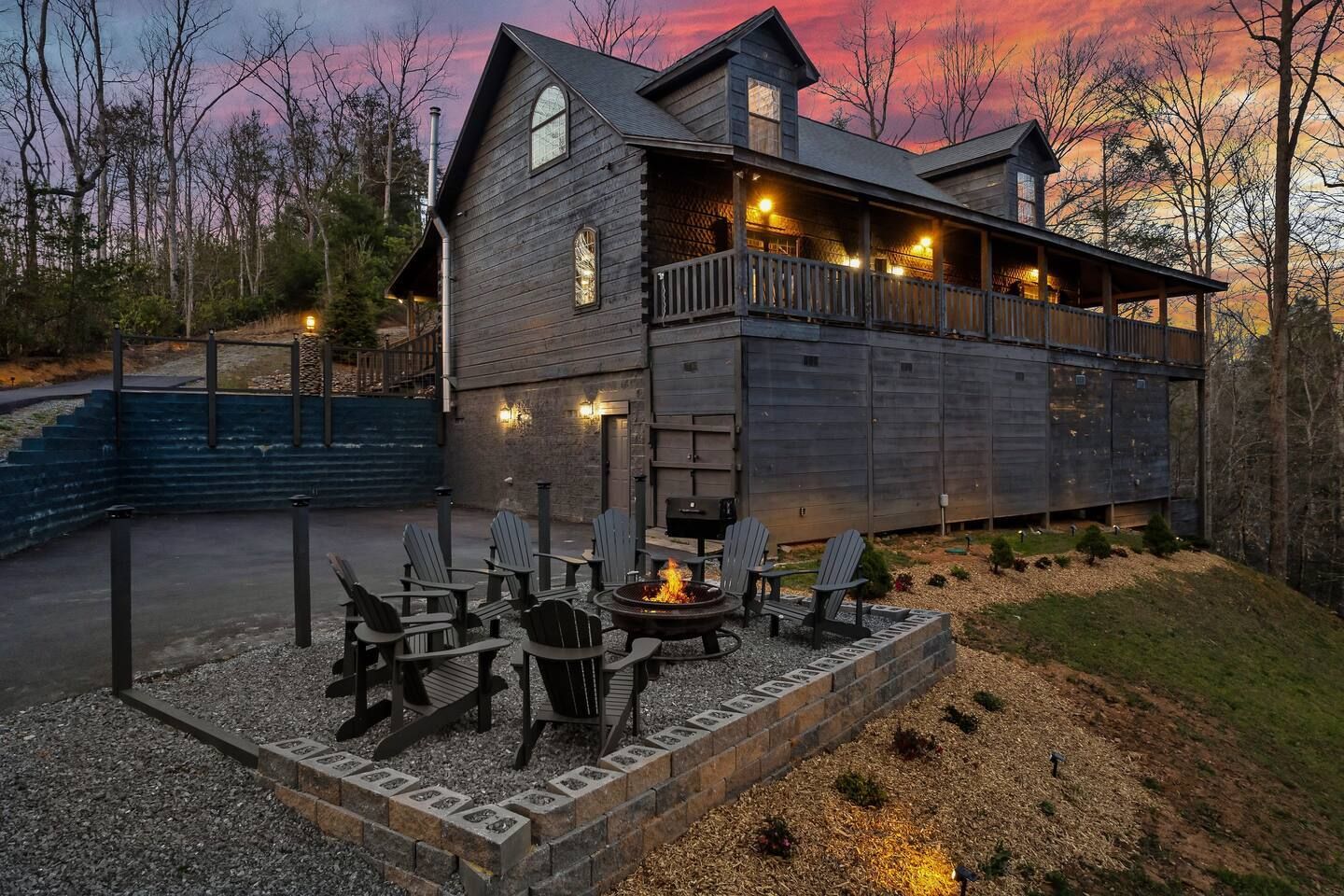 Sleeps 16 | 10-Person Hot Tub, Arcade & Views!